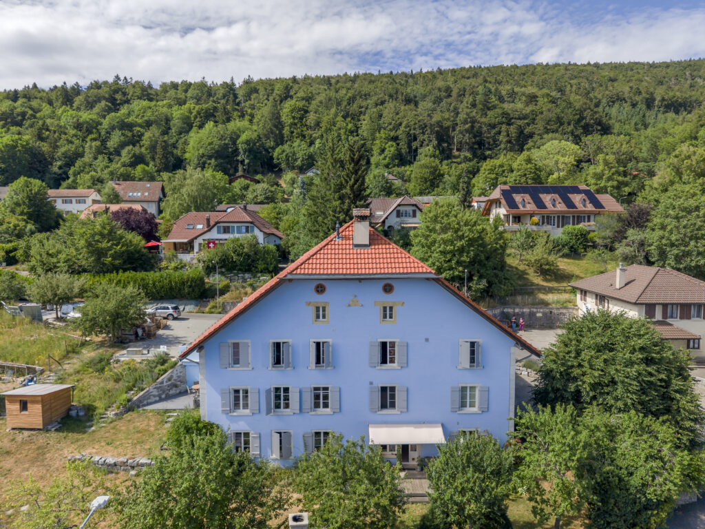 Das Blaue Haus – Ein symbolträchtiges Anwesen mit vielfältigen Möglichkeiten
