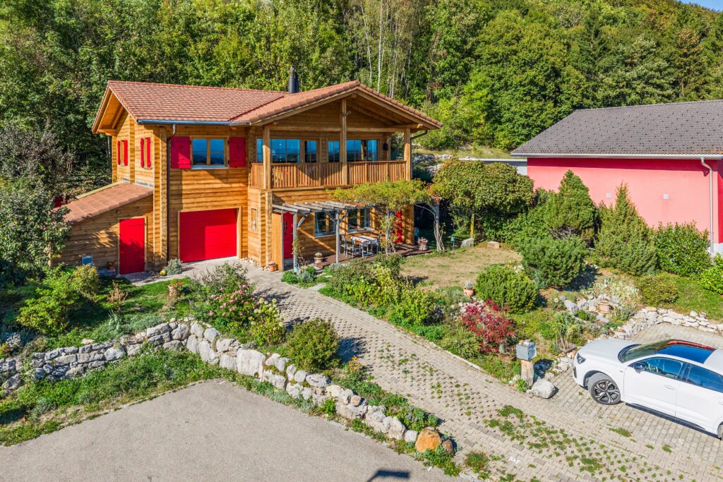 Une maison chaleureuse aux multiples possibilités à Diesse