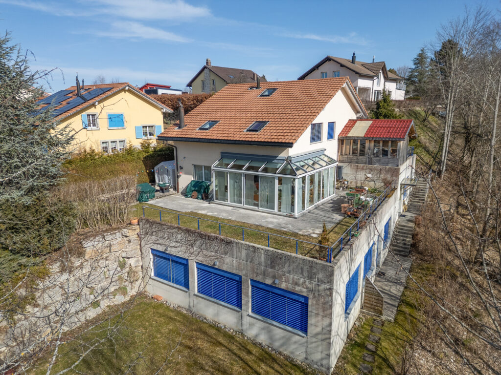 Spacious property comprising 2 apartments and a craft workshop